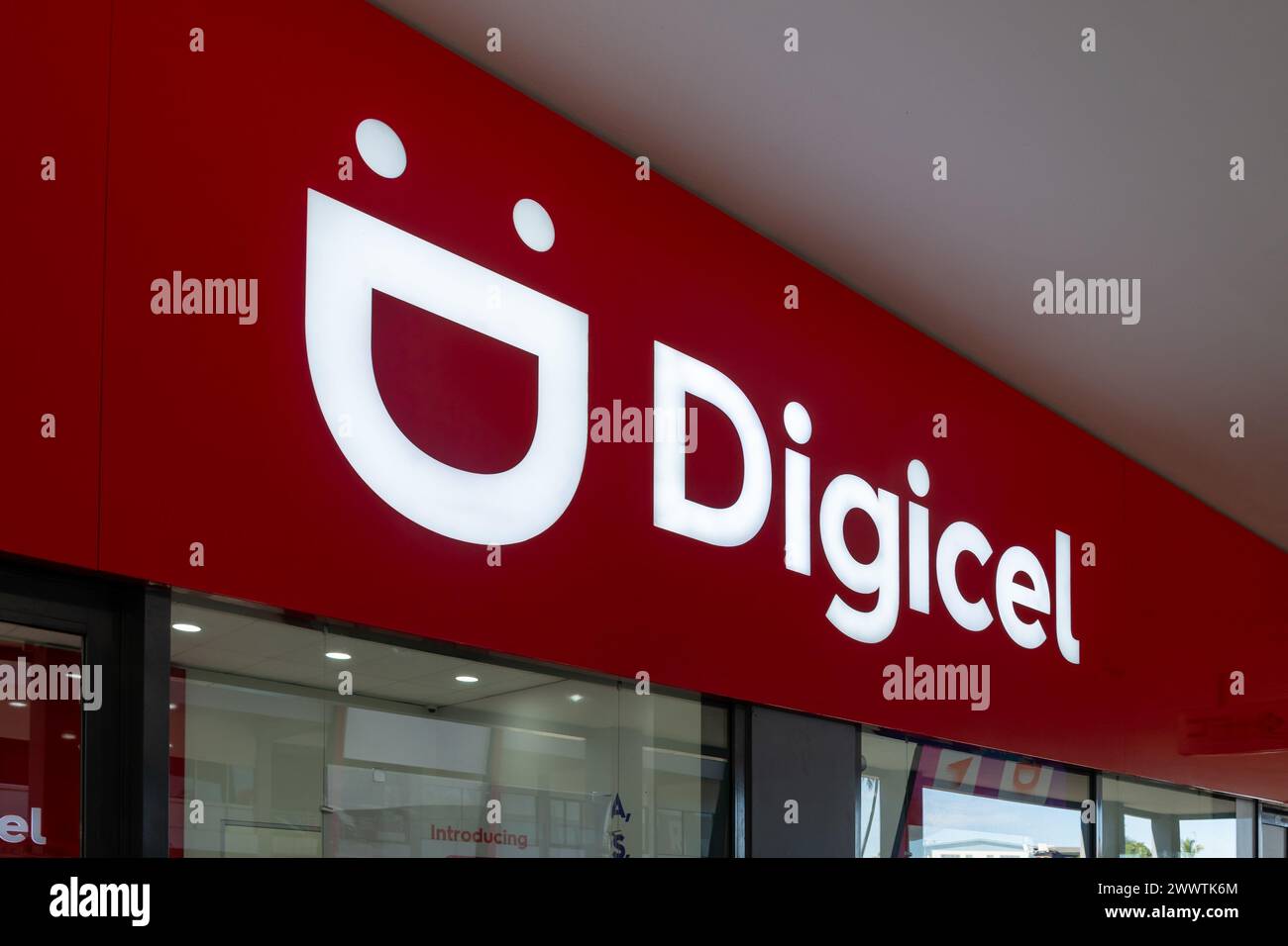 Das Digicel-Logo auf dem Gebäude in einem ihrer Geschäfte in Nadi, Fidschi. Stockfoto