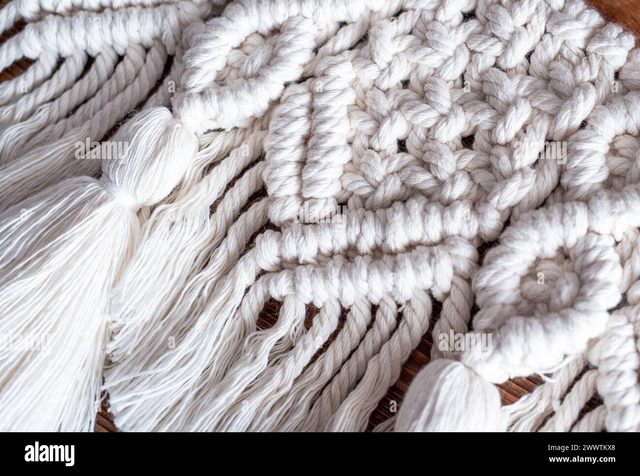 Vorhangkiefer im Boho-Stil auf Holzregal Stockfoto