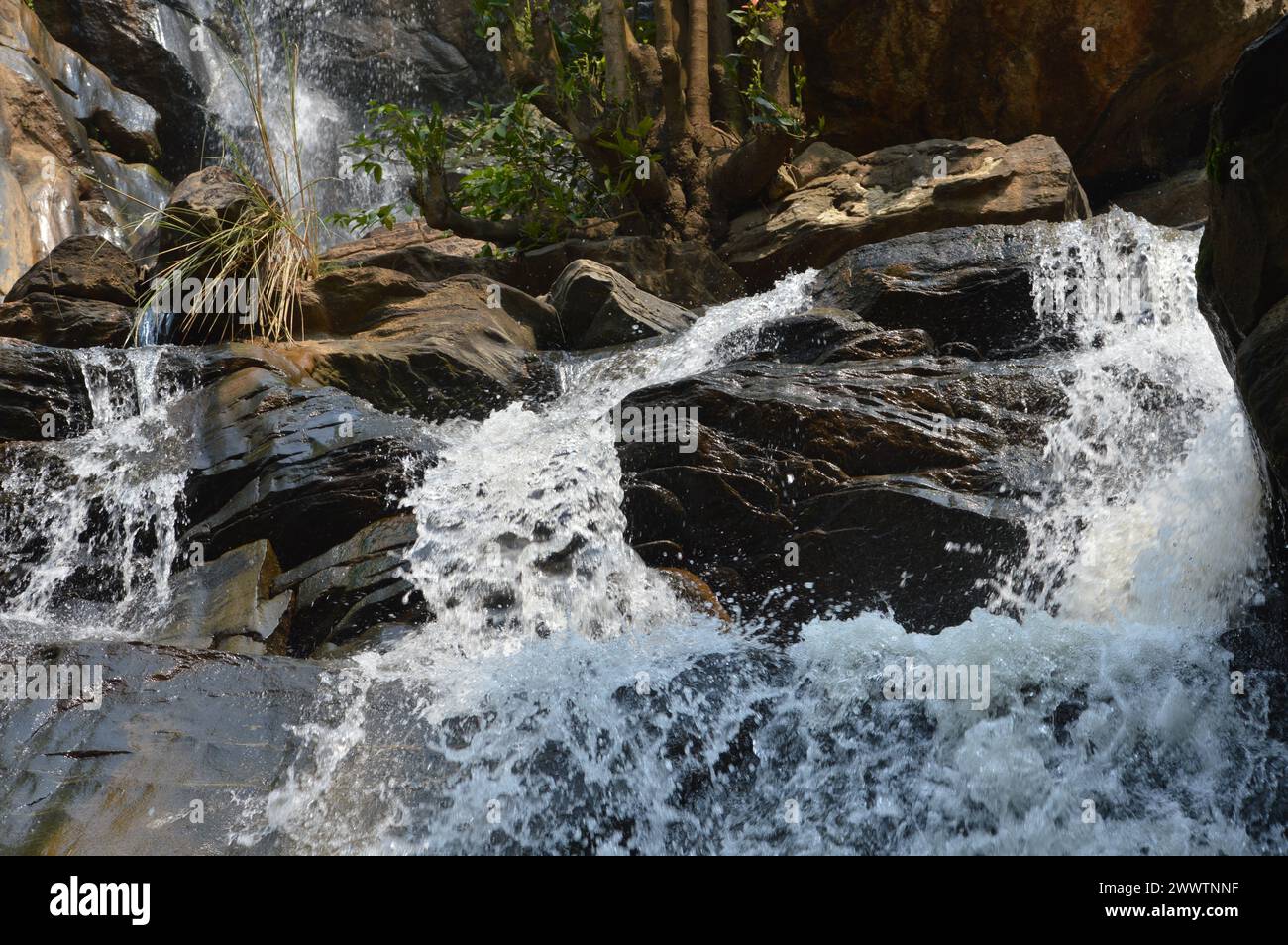 Wunderschöner Wasserfall auf dem Berg Stockfoto