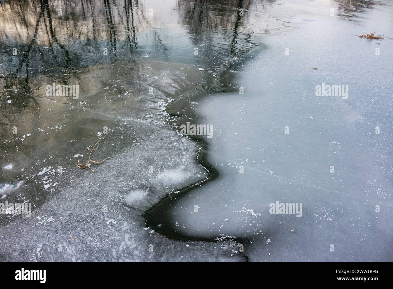 Frisches, dünnes Eis auf dem Fluss an der Kreuzung Stockfoto