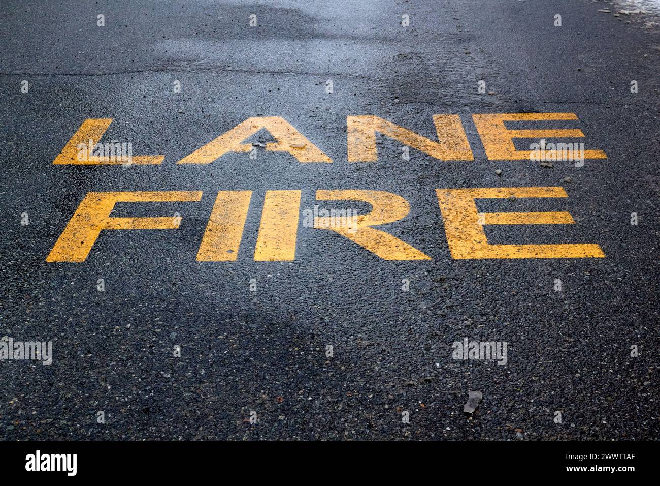 Die Worte "Fire Lane" sind auf Zement gemalt. Stockfoto