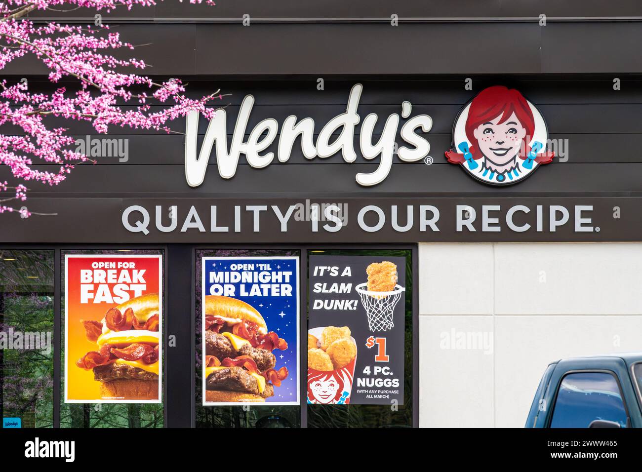 Wendy's Fast-Food-Restaurant mit Schaufensterplakaten mit Speisen für den frühen Morgen und späten Abend in Snellville, Georgia. (USA) Stockfoto