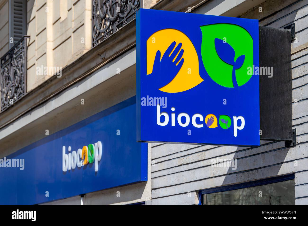 Schild und Logo eines Biocoop-Geschäfts. Biocoop ist eine französische Genossenschaft, die Bio-Lebensmittel und fair gehandelte Produkte verkauft Stockfoto
