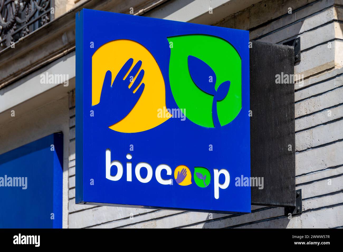 Schild und Logo eines Biocoop-Geschäfts. Biocoop ist eine französische Genossenschaft, die Bio-Lebensmittel und fair gehandelte Produkte verkauft Stockfoto