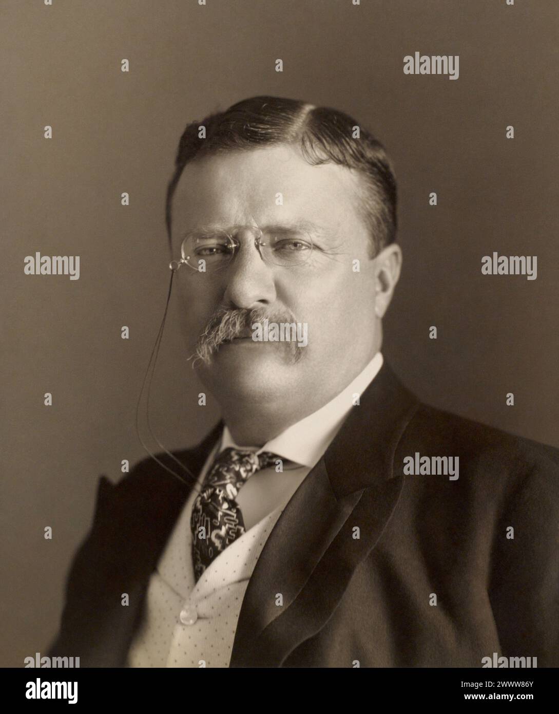 Präsident der Vereinigten Staaten - Foto von Theodore Roosevelt mit Kopf und Schultern, leicht nach links gerichtet - Foto von Pach Bros Stockfoto