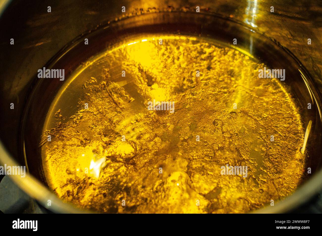 Gekochter Schnaps, Mondschein, abstrakte Hintergrundsonnenoberfläche, traditionelles rumänisches Wintergetränk, gekochter Brandy Stockfoto