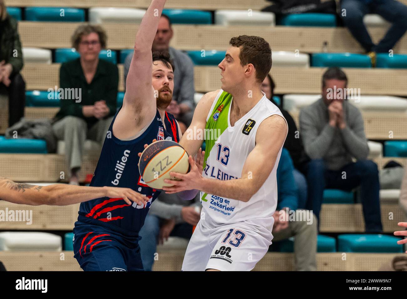 LEIDEN, NIEDERLANDE - 23. MÄRZ: Jonas Delalieux von Hubo Limburg United, Luuk van Bree vom ZZ Leiden während des BNXT League Elite Gold Spiels zwischen Zor Stockfoto