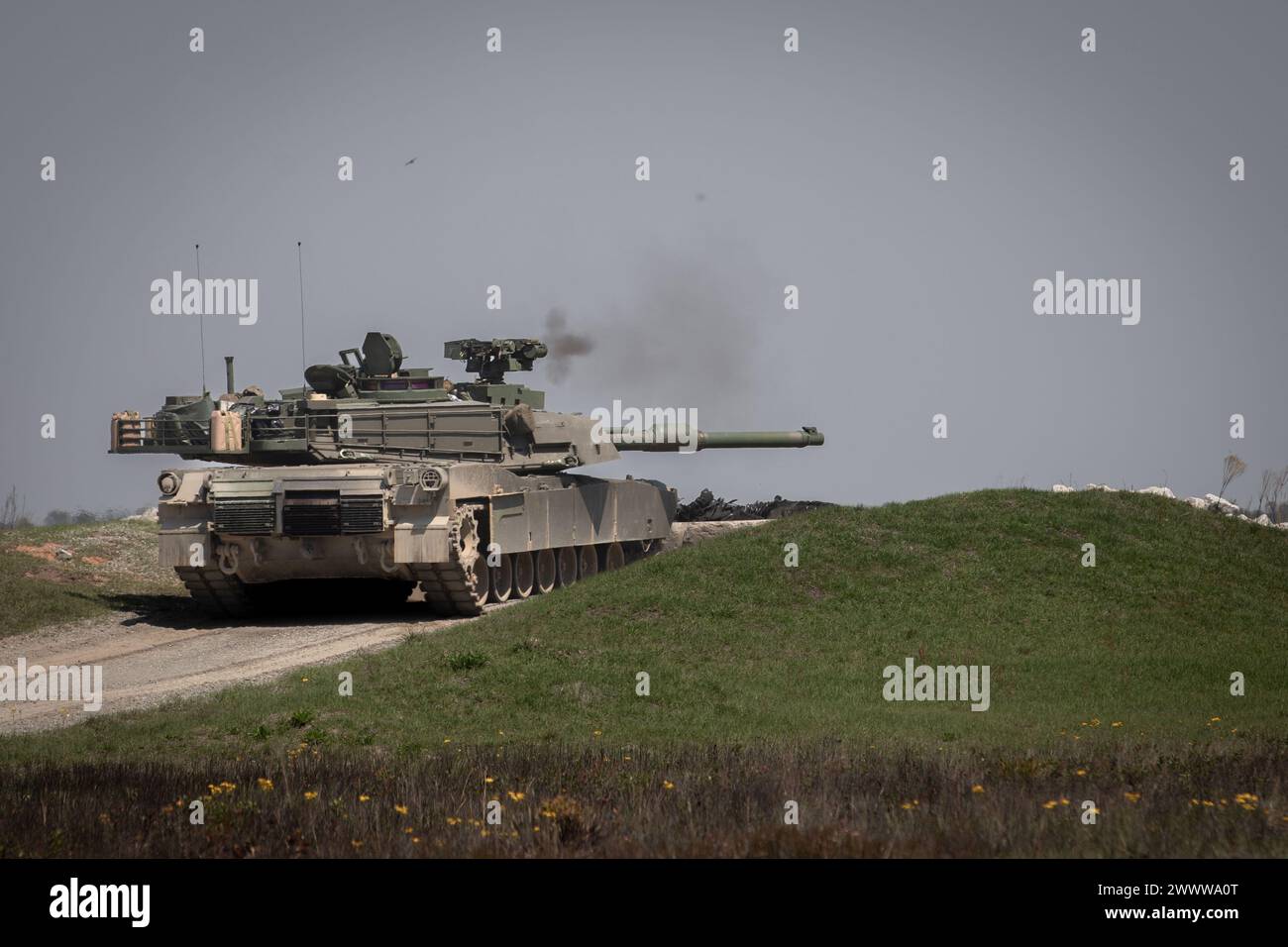 Soldaten der US-Armee mit 3. Bataillon, 69. Panzerregiment, 1. Panzerbrigade Combat Team, 3. Infanteriedivision, feuern ein Maschinengewehr des Kalibers .50 ab Stockfoto