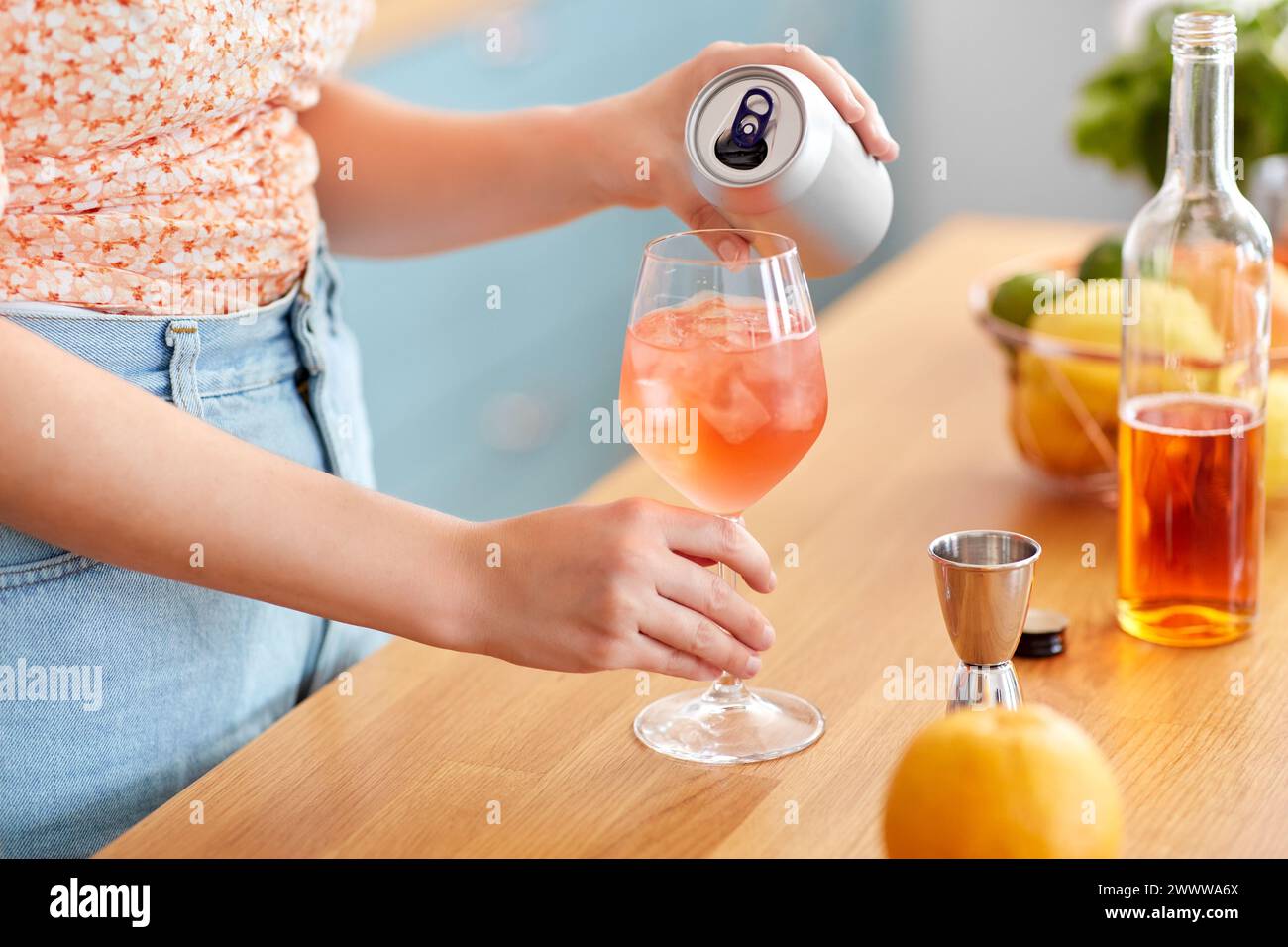 Frau, die in der Küche zu Hause Cocktailgetränke zubereitet Stockfoto