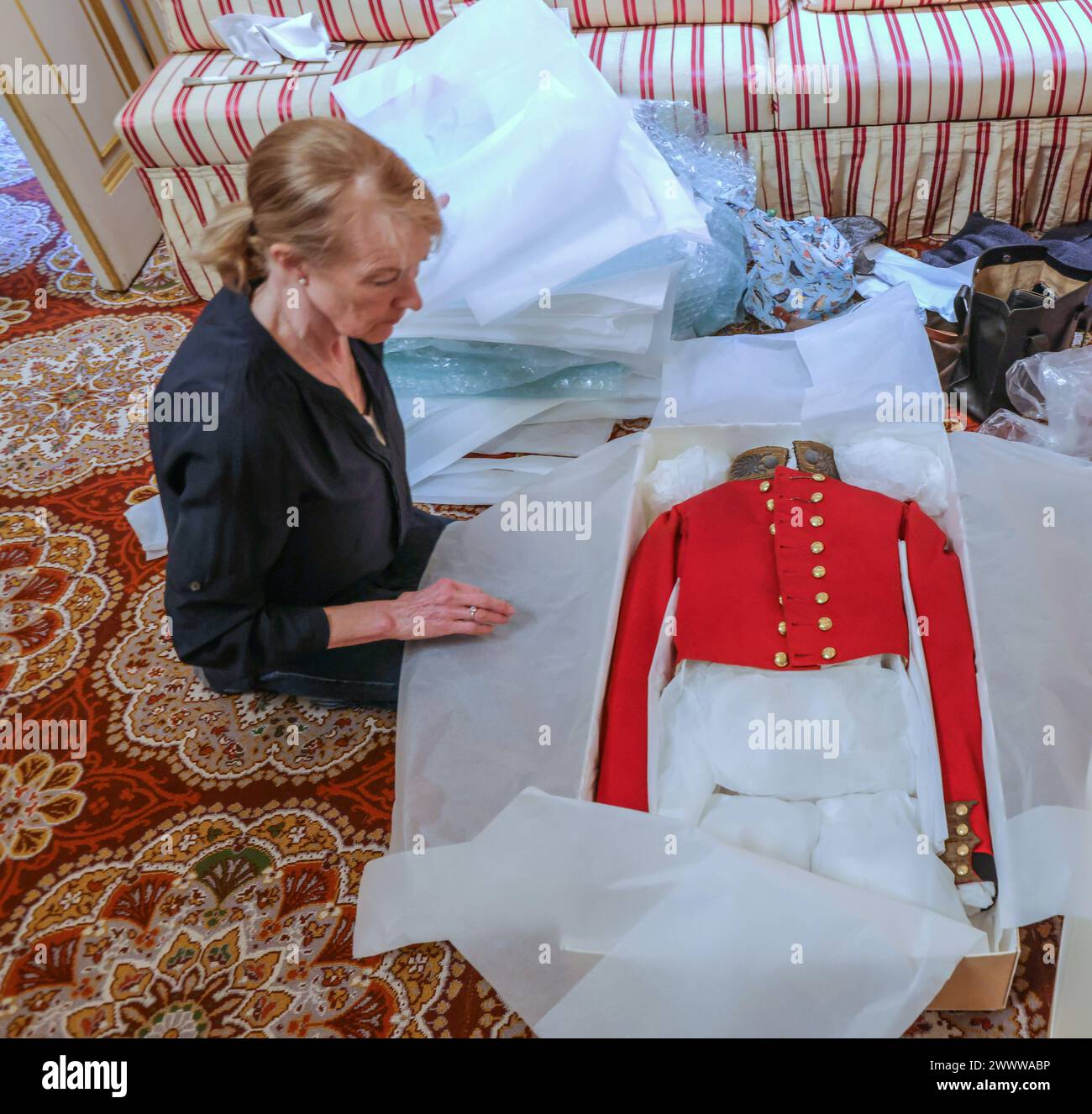 Apsley House, London, Großbritannien. März 2024. Alex Seth-Smith Textilkonservator, der Wellingtons Oberst der Grenadier Guards, Coatee, Wellingtons Londoner Heimat, entpackt, wird neue Einblicke in diesen außergewöhnlichen Mann eröffnen. Quelle: Paul Quezada-Neiman/Alamy Live News Stockfoto