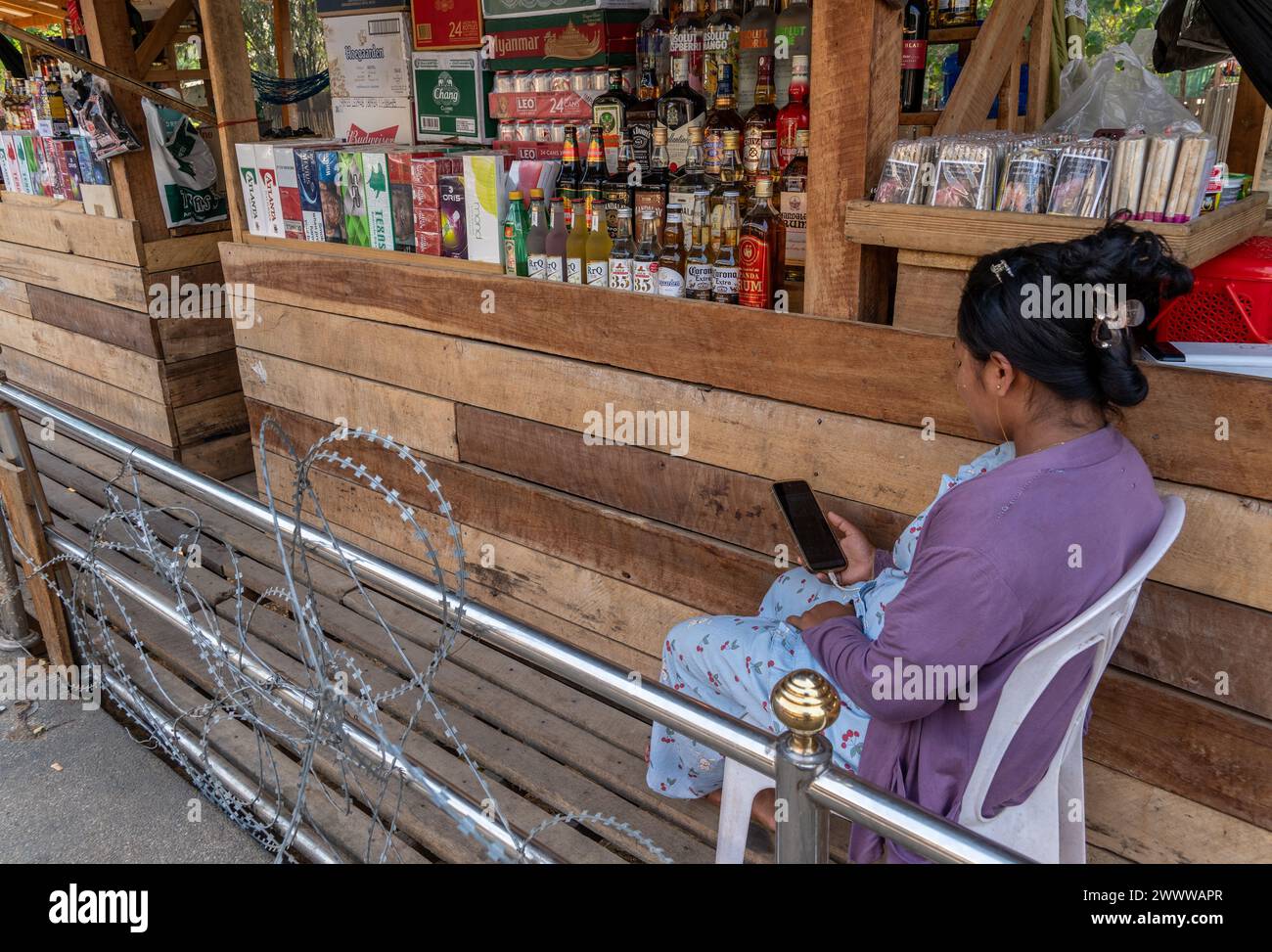 Besucher, Händler und illegale birmanische Einwanderer per Stacheldraht an der thailändischen Seite der thailändischen Grenze in Mae SOT, Thailand Stockfoto