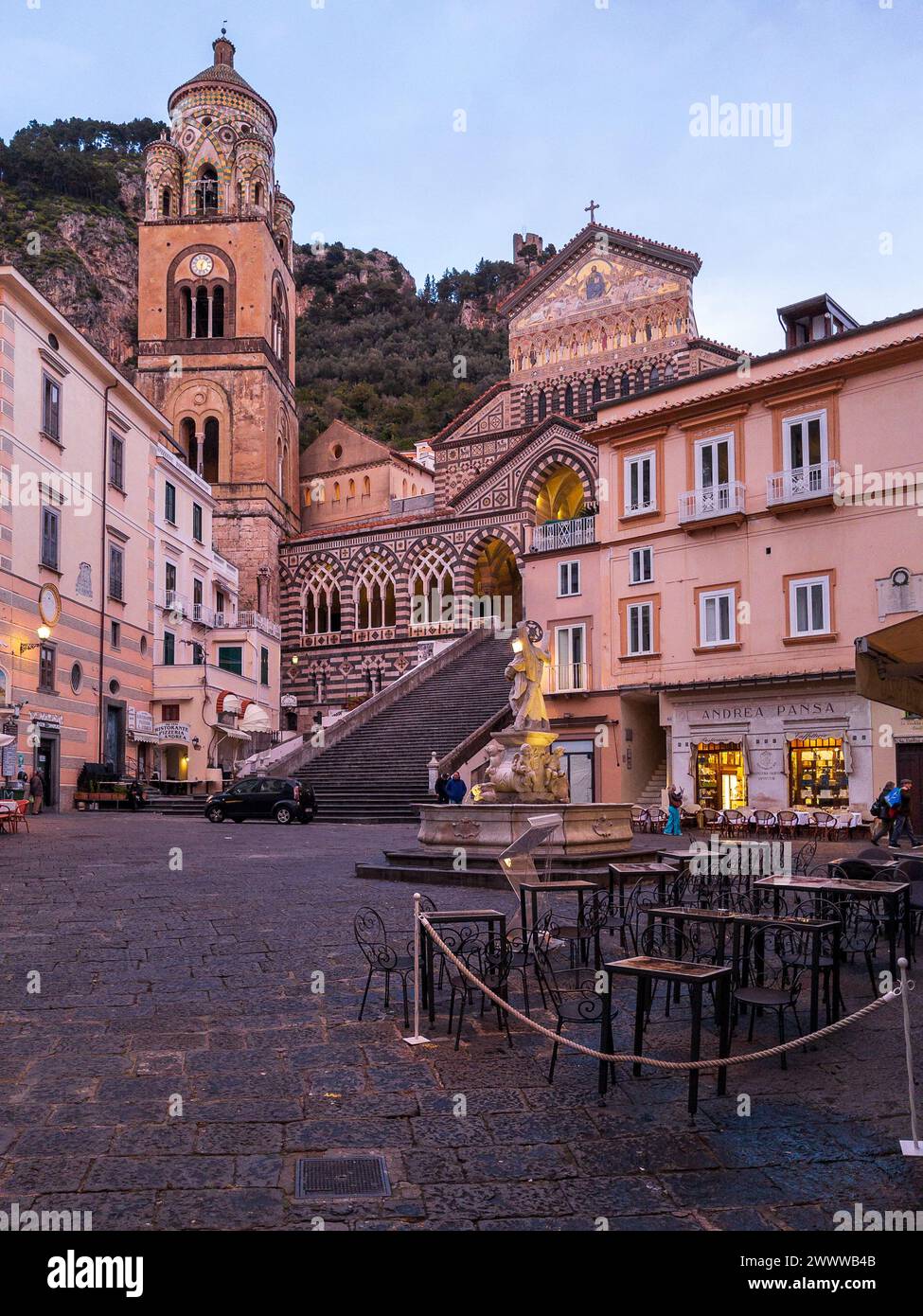 Ein malerischer Blick auf die Amalfi Kathedrale auf der mittelalterlichen römisch-katholischen Kathedrale Stockfoto