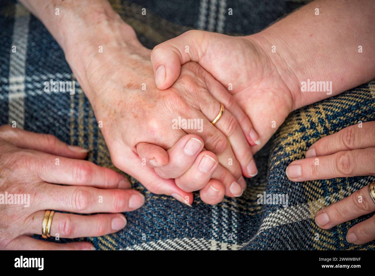 Zwei Personen, die Hände halten; Großbritannien Stockfoto