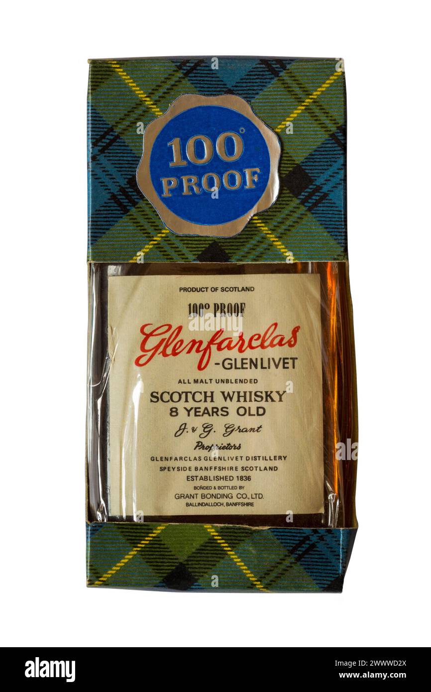 Alte Miniaturflasche Glenfarcas Glenlivet Scotch Whisky 8 Jahre alt 100° Proof Produkt aus Schottland in Schottenbox isoliert auf weißem Hintergrund Stockfoto