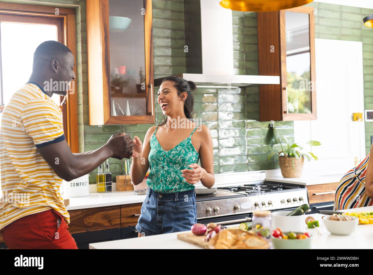 Afroamerikaner und Hispanische Frauen lachen zusammen Stockfoto