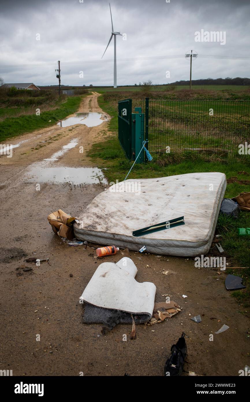 Fliegen Sie auf der Zufahrtsstraße zu einer Windmühle mit Stromerzeugung auf Farmland in der Nähe von Brodsworth, Doncaster, South Yorkshire, Großbritannien. Stockfoto