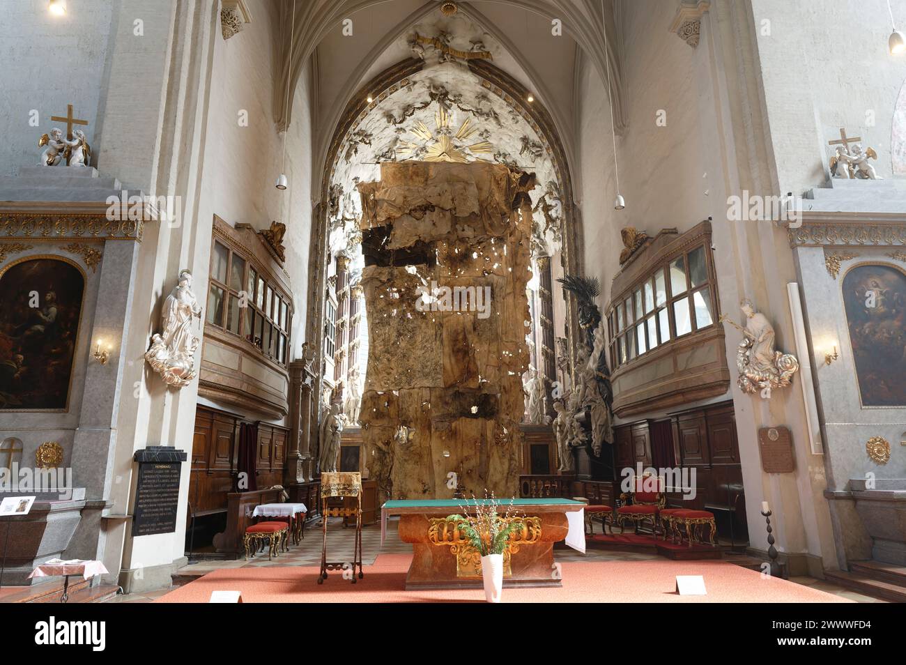 Wien, Österreich. Michaelerkirche (Pfarrkirche St. Michael) ist eine römisch-katholische Pfarrkirche am Michaelerplatz im 1. Wiener Gemeindebezirk. Fastentuch in der Kirche St. Michael Stockfoto