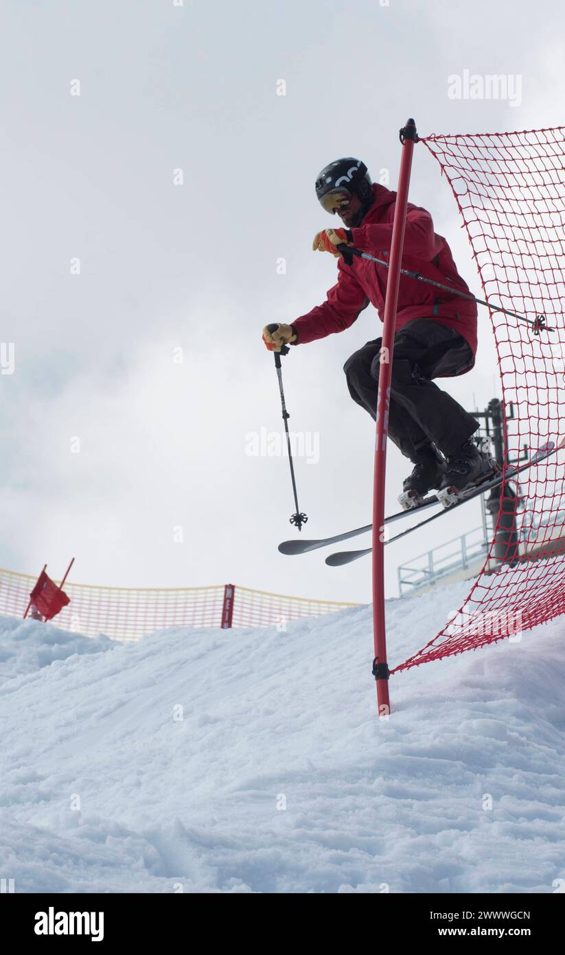 Beim Skifahren einen Sprung machen, Skitechnik und Können beim Skifahren einen Sprung machen Stockfoto