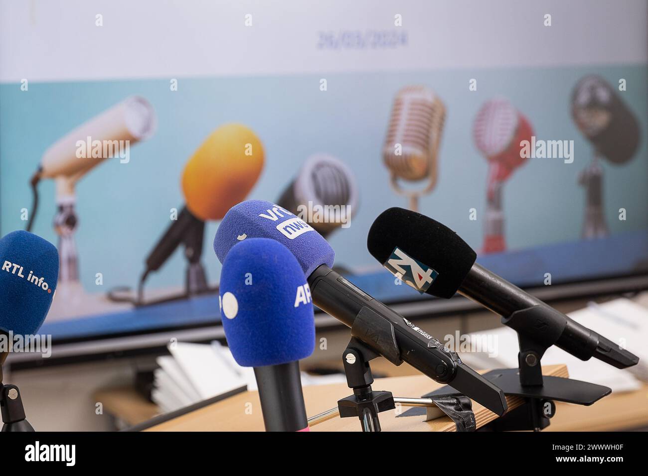 Brüssel, Belgien März 2024. Pressemikrofone auf einer Pressekonferenz des Nationalen sicherheitsrates OCAD-OCAM am Dienstag, den 26. März 2024 in Brüssel. BELGA FOTO JAMES ARTHUR GEKIERE Credit: Belga News Agency/Alamy Live News Stockfoto