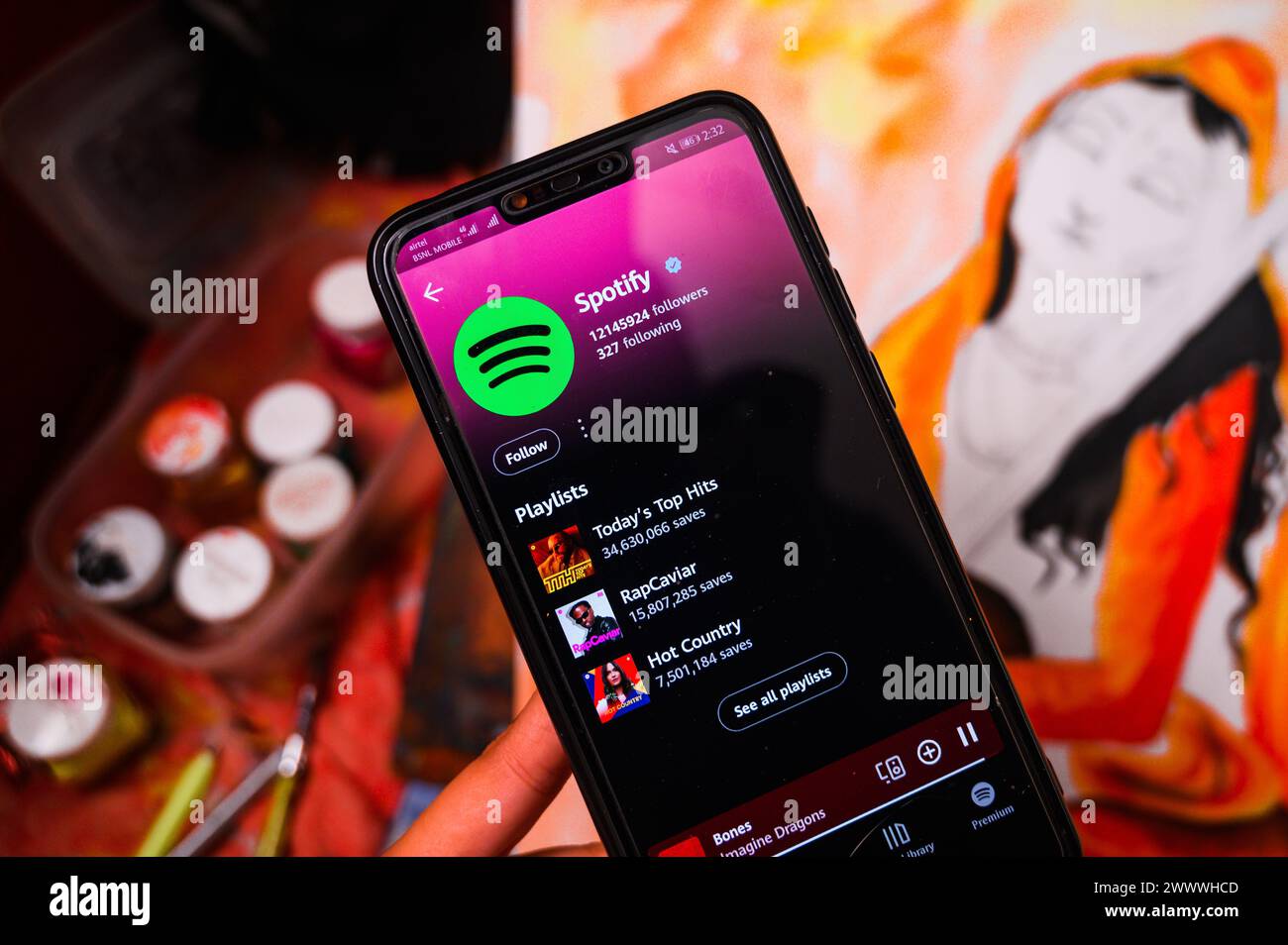 Ein Mädchen zeichnet ein Bild von „Mirabai“ (ein mystischer Dichter aus dem 16. Jahrhundert und Anhänger Krishnas), während er Musik in der Spotify App hört. Laut dem kürzlich veröffentlichten dat ist der weltweite Konsum von Musik aus Indien in den letzten fünf Jahren auf der Spotify-Plattform um mehr als 2.000 % gestiegen. Aktuelle Daten des Marktmonitors Luminate lassen vermuten, dass Indien nach Volumen schon bald der größte Musikstreamer der Welt sein könnte. 2023 streamen Musikzuhörer in Indien 1,037 Billionen Musik- und Musikvideos, hinter den USA nur 1,454 Billionen Stücke. Westbengalen; Indien. Stockfoto