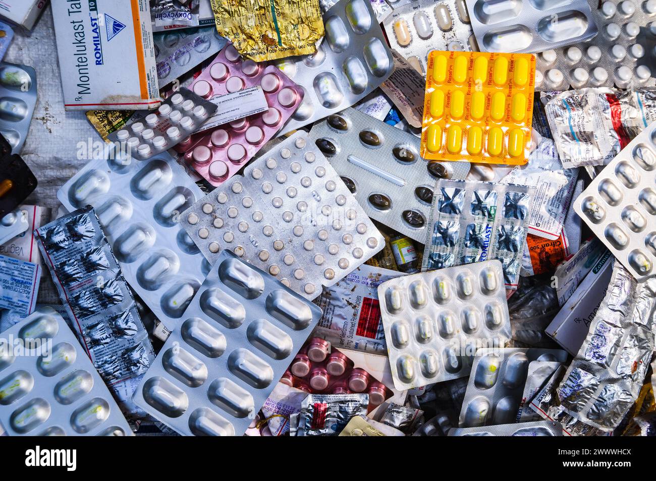 Die pharmazeutische Industrie in Indien wurde 2021 auf schätzungsweise 42 Milliarden US-Dollar geschätzt und wird bis 2030 auf 130 Milliarden US-Dollar geschätzt. 2023 ist die indische Pharmaindustrie die weltweit 13. Größte nach Wert und drittgrößte nach Volumen. Tehatta, Westbengalen; Indien. Stockfoto