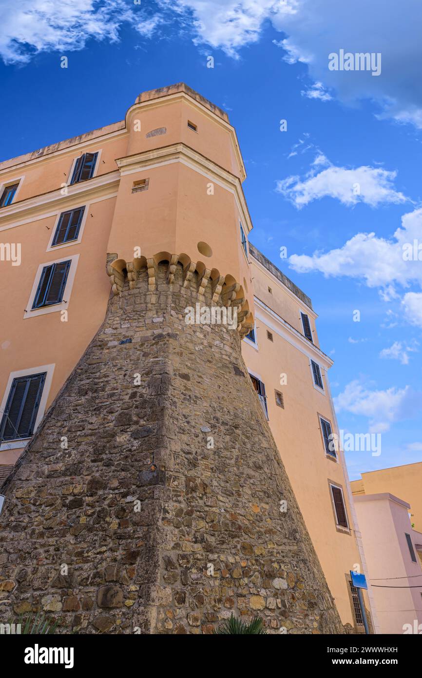 Historisches Zentrum von Civitavecchia, Italien: Blick auf den Torrione, einen mittelalterlichen Turm, einer der wenigen Überreste der mittelalterlichen Mauern. Stockfoto