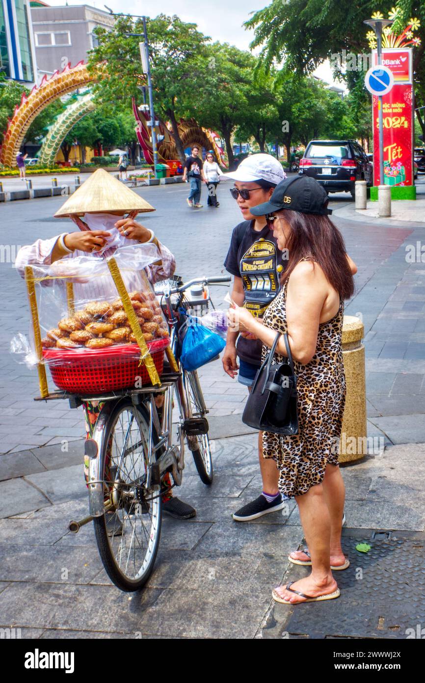 Straßenhändler, der Lebensmittel von Bicycle, Ho Chi Minh City, Vietnam verkauft Stockfoto