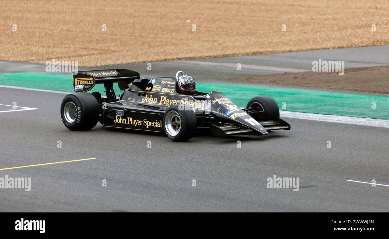 Michael Lyons fuhr seinen Black and Gold, 1983, Lotus 92, während des Masters Racing Legends Formel 1 Race ('66 -'85) Stockfoto