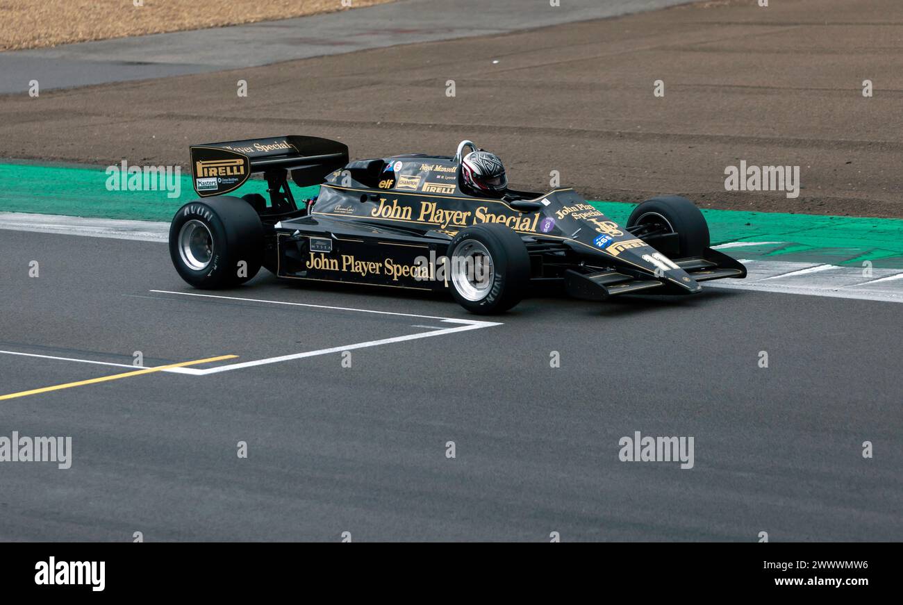 Michael Lyons fuhr seinen Black and Gold, 1983, Lotus 92, während des Masters Racing Legends Formel 1 Race ('66 -'85) Stockfoto