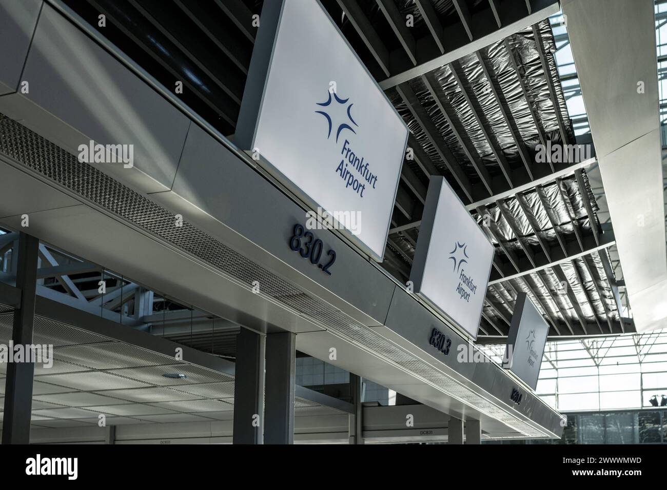 Infotafel des Frankfurt Airport am Schalter 25.03.24, Frankfurt: Symbolfoto, Illustrationsbild, Symbolbild, Illustrationsfoto Infotafel des Frankfurt Airport am Schalter Nahaufnahme einer Infotafel des Frankfurter Flughafens, die prägnant über einem kaum erkennbaren Schalter im Hintergrund positioniert ist. Diese Tafel bietet Passagieren wichtige Hinweise und Informationen für Ihre Reise, während der Schalter selbst nur angedeutet ist und den Fokus auf die bereitgestellten Informationen lenkt Frankfurt Hessen Germany *** Frankfurt Airport Informationstafel am Schalter 25 03 24, Frankfurt Sy Stockfoto