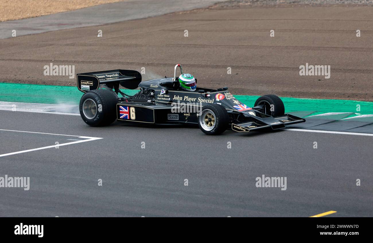 Nick Padmore fuhr sein Black and Gold, 1976, Lotus 77, während des Masters Racing Legends Formula One Race ('66 -'85) Stockfoto