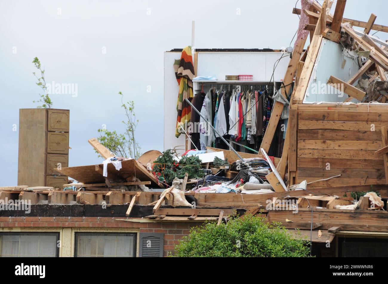 Das Schlafzimmer des Hauses wurde von Tornado in Alabama beschädigt Stockfoto