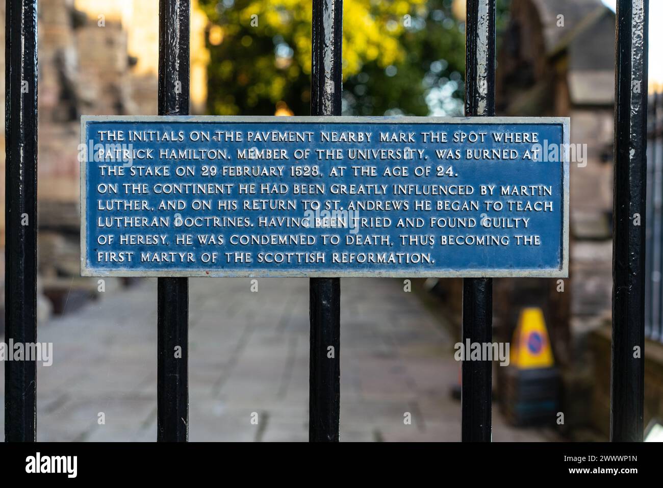 Tafel in der Nähe der Stelle, an der der erste Märtyrer der schottischen Reformation, Patrick Hamilton, auf dem Scheiterhaufen in St Andrews, Fife, Schottland, verbrannt wurde Stockfoto