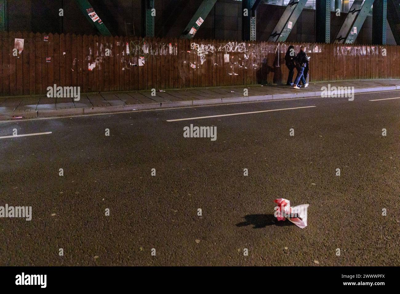 Ripped posters -Fotos und -Bildmaterial in hoher Auflösung – Alamy