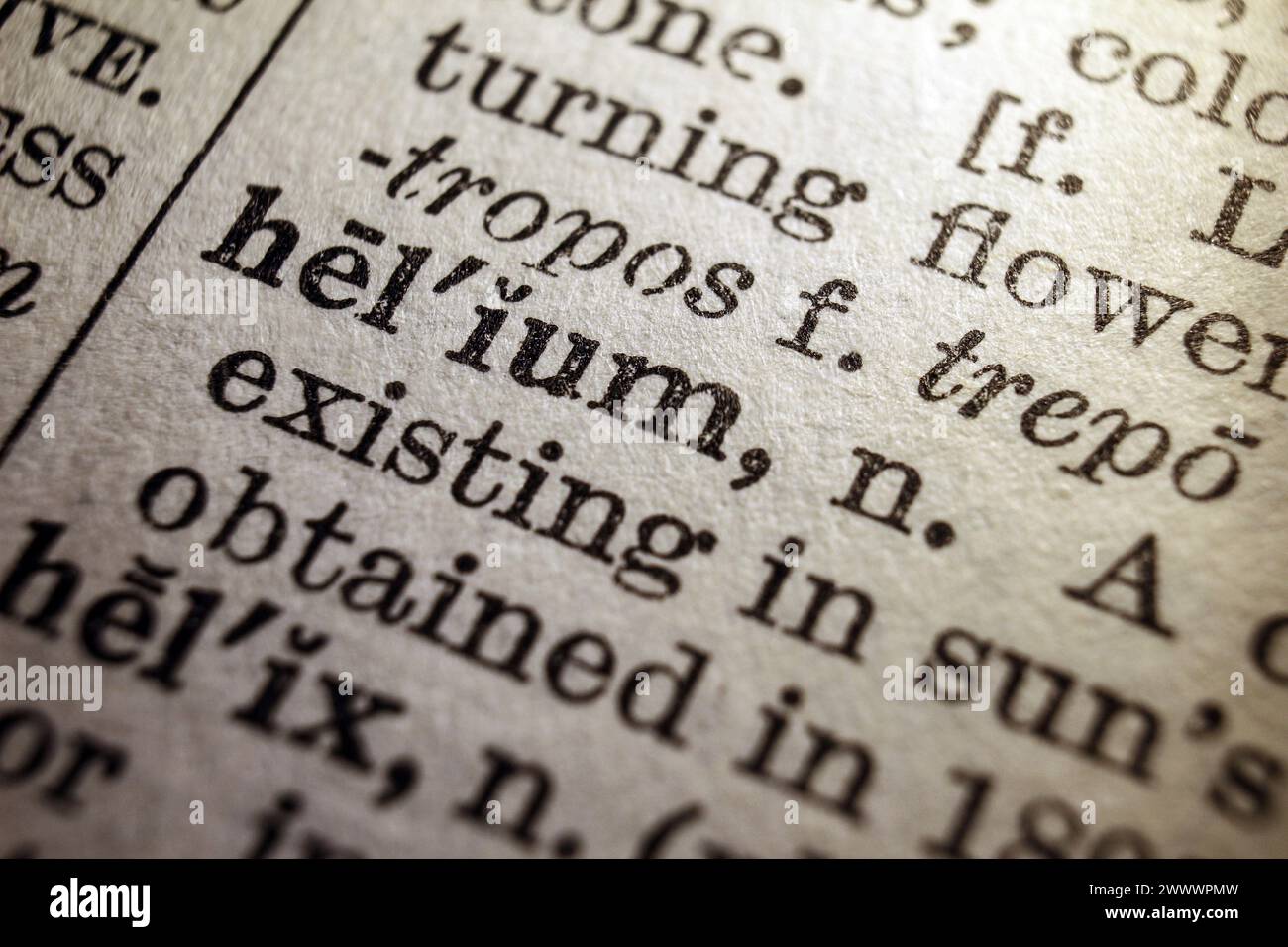 Wort Helium auf Wörterbuchseite, Makronaht Stockfoto