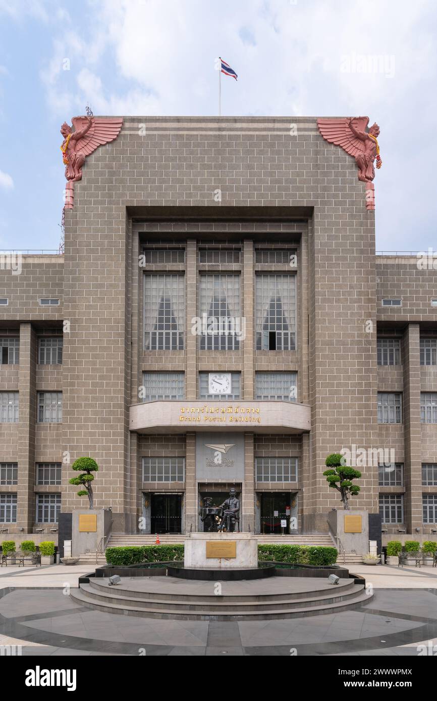 Vertikaler Blick auf die Fassade und den Eingang des alten General Post Office, auch bekannt als Grand Postal Building, mit garuda- oder Chrutreliefs Stockfoto