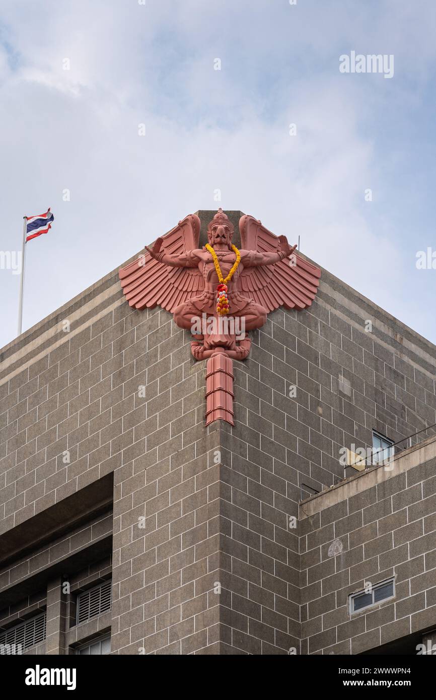 Vertikale Detailansicht des garuda- oder Chrutreliefs und der thailändischen Flagge an der Fassade des alten General Post Office alias Grand Postal Building Stockfoto