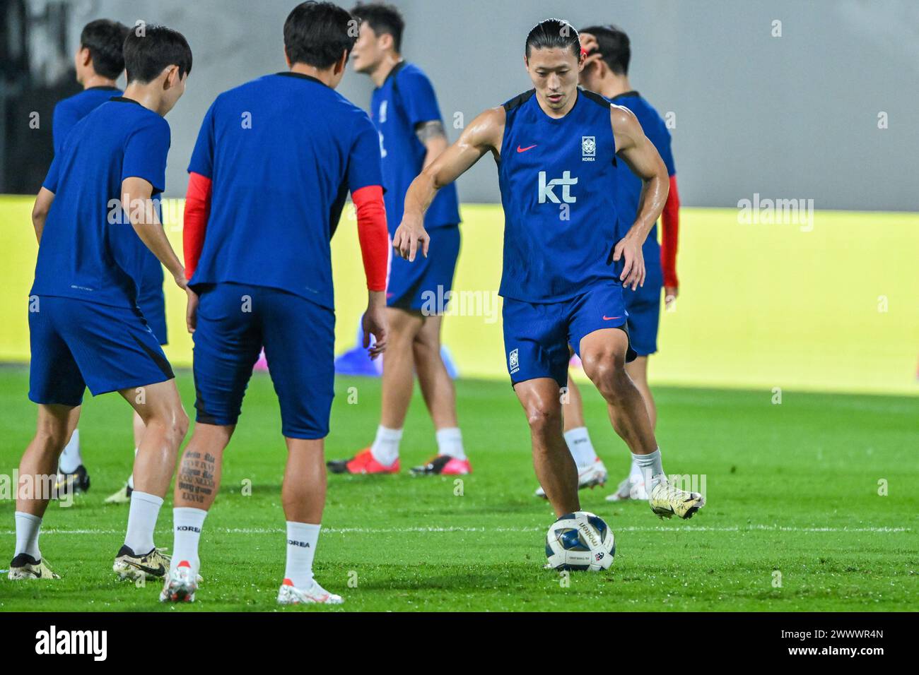 Cho GUE-sung (R) und andere südkoreanische Spieler in Aktion während eines Trainings vor der Qualifikationsrunde der Asiatischen Weltmeisterschaft, der zweiten Runde, dem Spiel der Gruppe C gegen Thailand im Rajamangala Stadium. Stockfoto