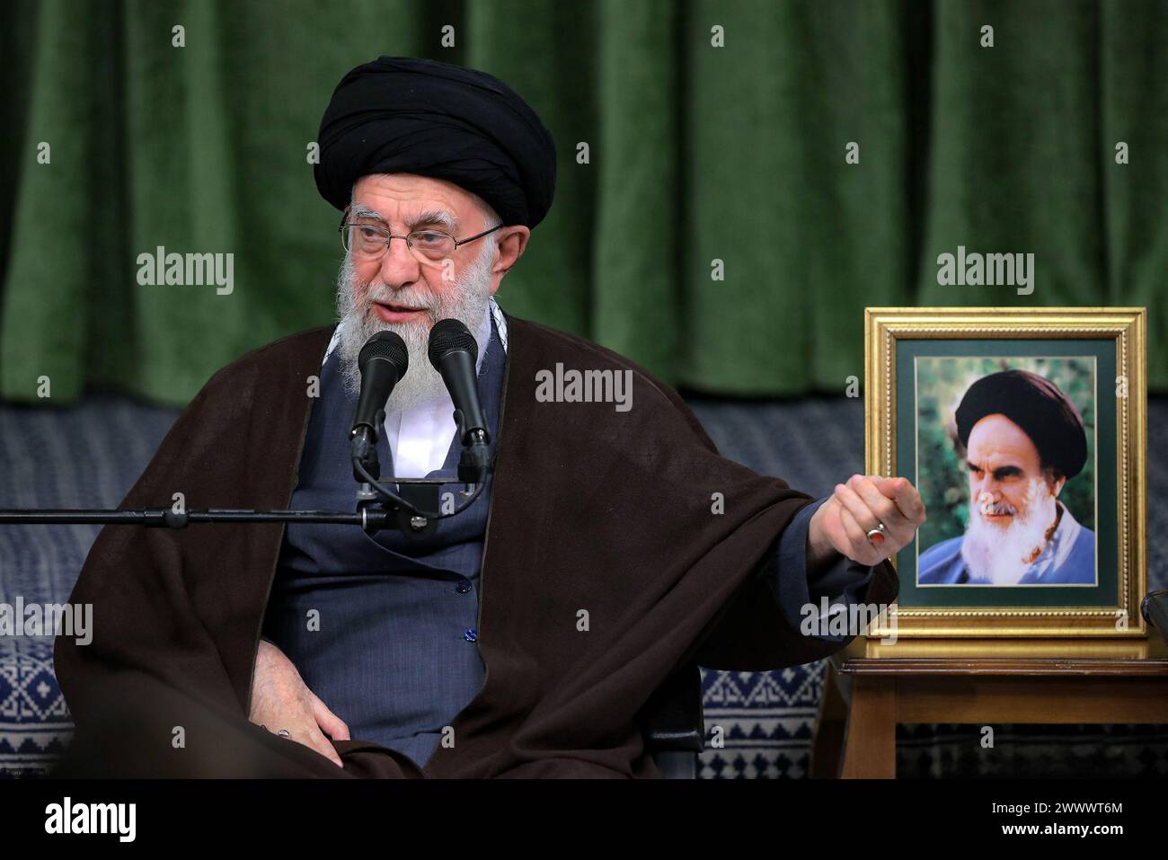 Teheran, Iran. März 2024. Der iranische Oberste Führer Ayatollah ALI KHAMENEI trifft in Teheran mit mehreren Dichtern und Menschen aus Kultur und Literatur zusammen. (Foto: © Iranian Supreme Leader's Office via ZUMA Press Wire) NUR REDAKTIONELLE VERWENDUNG! Nicht für kommerzielle ZWECKE! Credit: ZUMA Press, Inc./Alamy Live News Credit: ZUMA Press, Inc./Alamy Live News Stockfoto