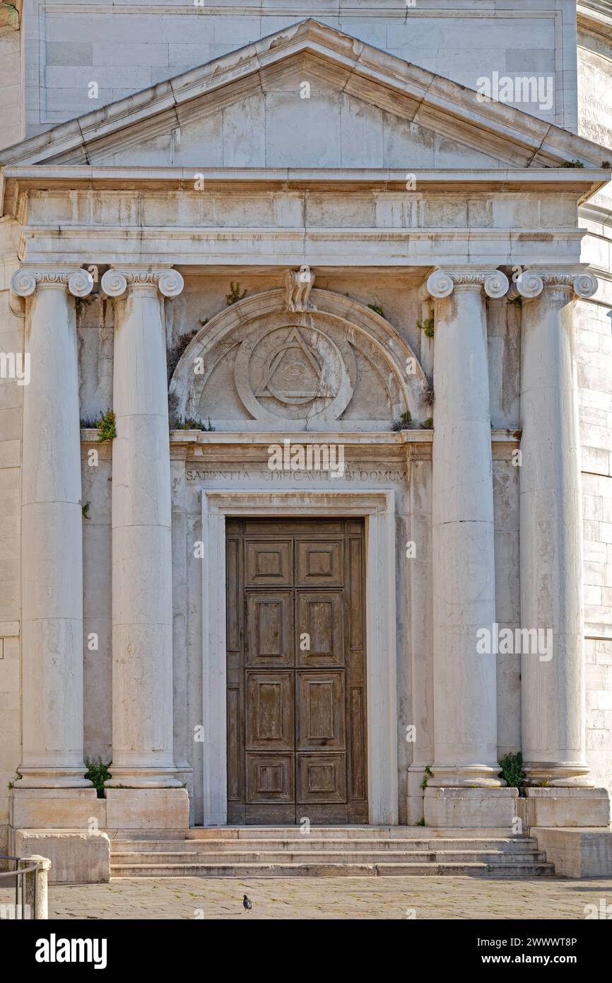 Venedig, Italien - 16. Juni 2019: Eintritt in die Kirche Chiesa di Santa Maria Maddalena im Sestiere von Cannaregio in Venezia Sommertag. Stockfoto