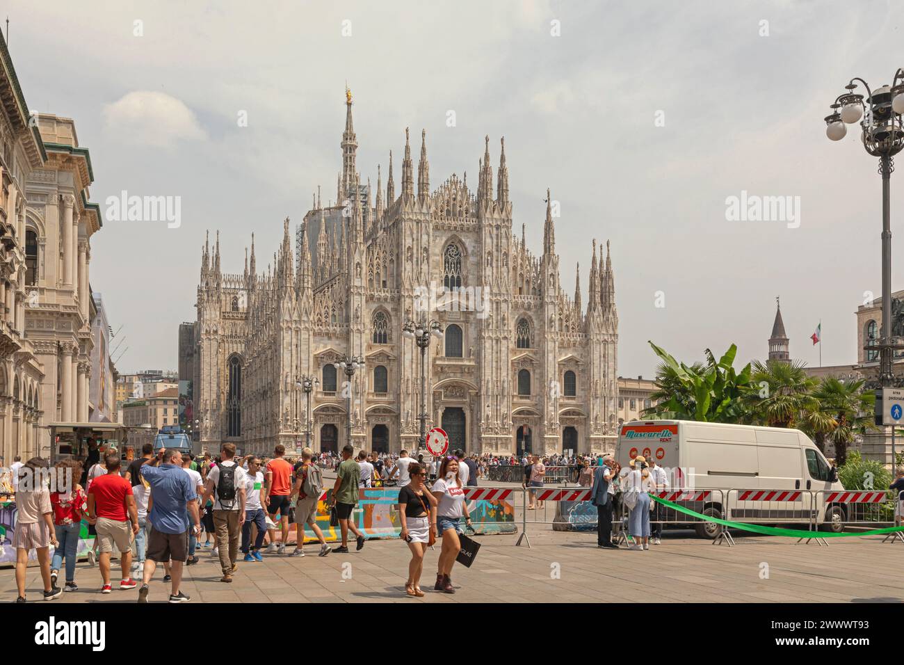 Mailand, Italien - 15. Juni 2019: Menschenmenge vor dem Dom von Mailand am Sommertag. Stockfoto