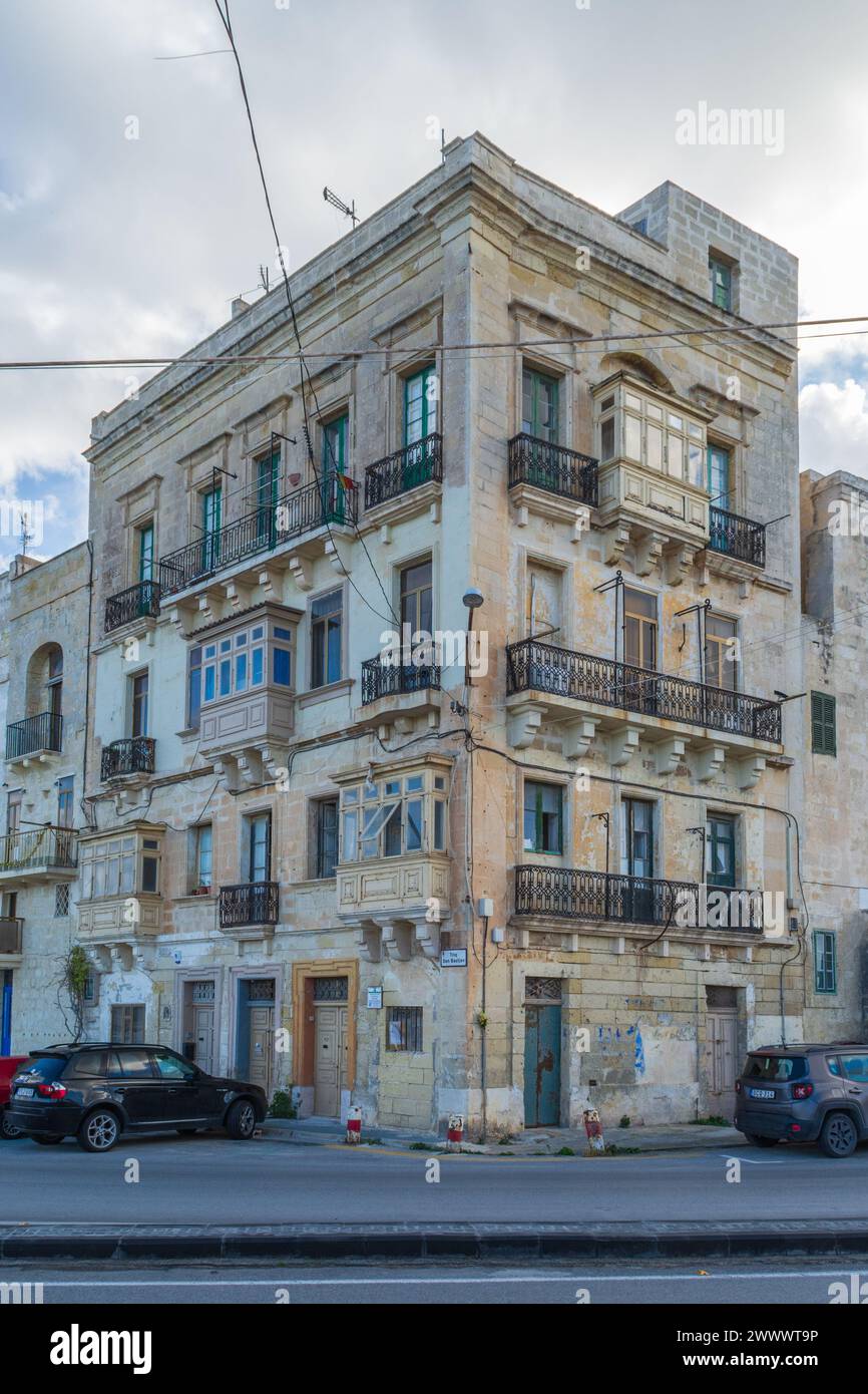 Triq San Bastjan, Valletta, Malta - 13. Dezember 2020: Ein Wohnblock in der Stadt. Stockfoto
