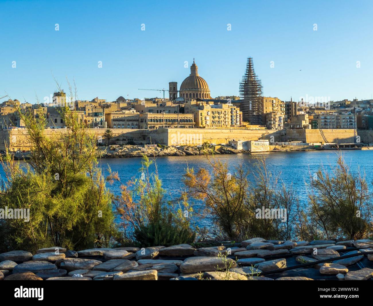 Tigne Point, Sliema, Malta - 8. November 2022: Blick auf den Hafen von Marsamxett und die befestigte Hauptstadt Valletta. Stockfoto