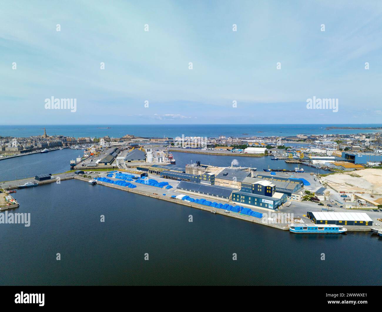 Saint-Malo (Bretagne, Nordwestfrankreich): Aus der Vogelperspektive auf den Handelshafen mit dem Kai „Quai Trichet“, dem Unternehmen Timac Agro der Roullier-Gruppe Stockfoto