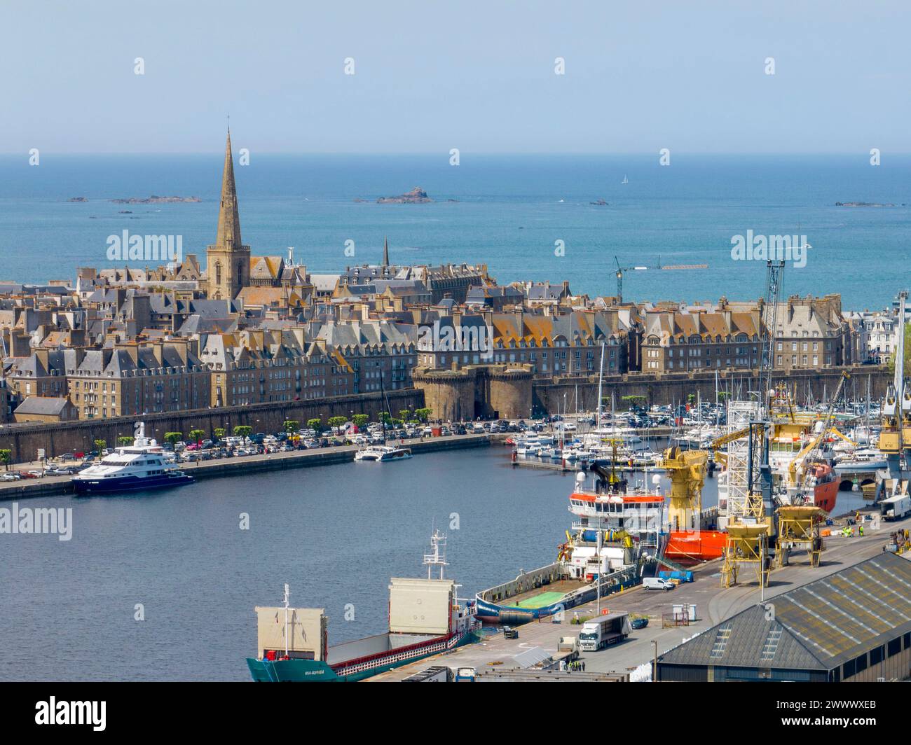 Saint-Malo (Bretagne, Nordwestfrankreich): Aus der Vogelperspektive auf den Handelshafen und das Innere von Saint-Malo Stockfoto