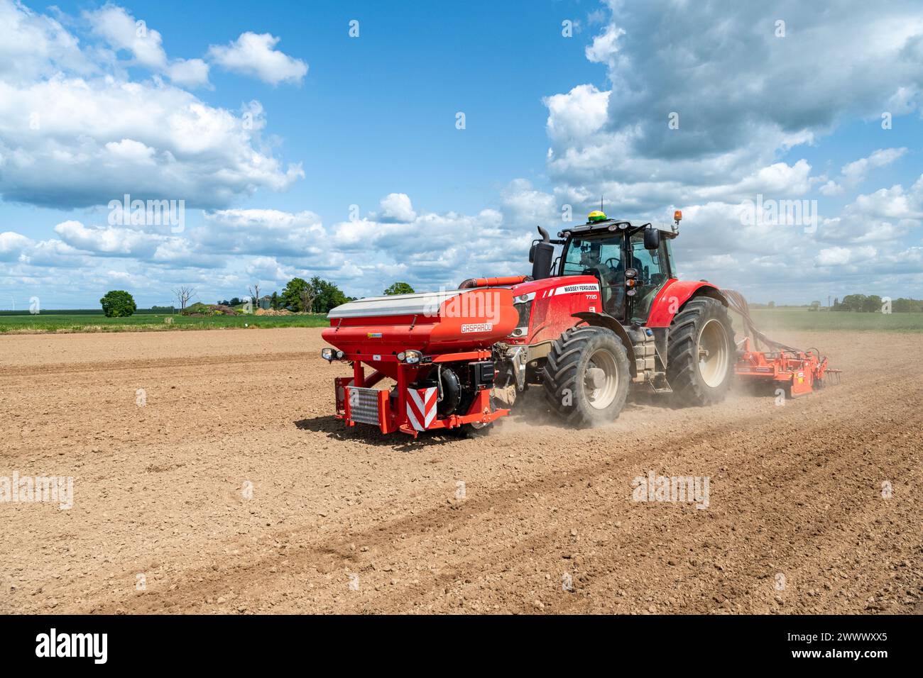 Hanfsaat im Frühjahr im Département Eure (Nordfrankreich): Pneumatische Kombi-Sämaschine Maschio Gaspardo Kreiselegge auf einer Massey Fe Stockfoto