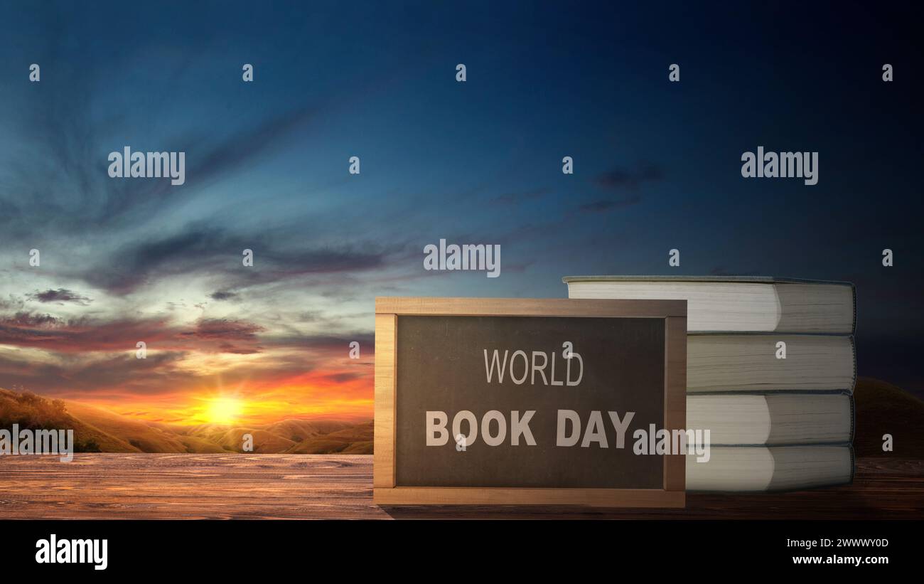 World Book Days Konzept, Stapel Bücher mit Text und wunderschöne Sonnenuntergangslandschaften als Hintergrund. Wissenschaft, Literatur, Bildung und Wissen. Stockfoto