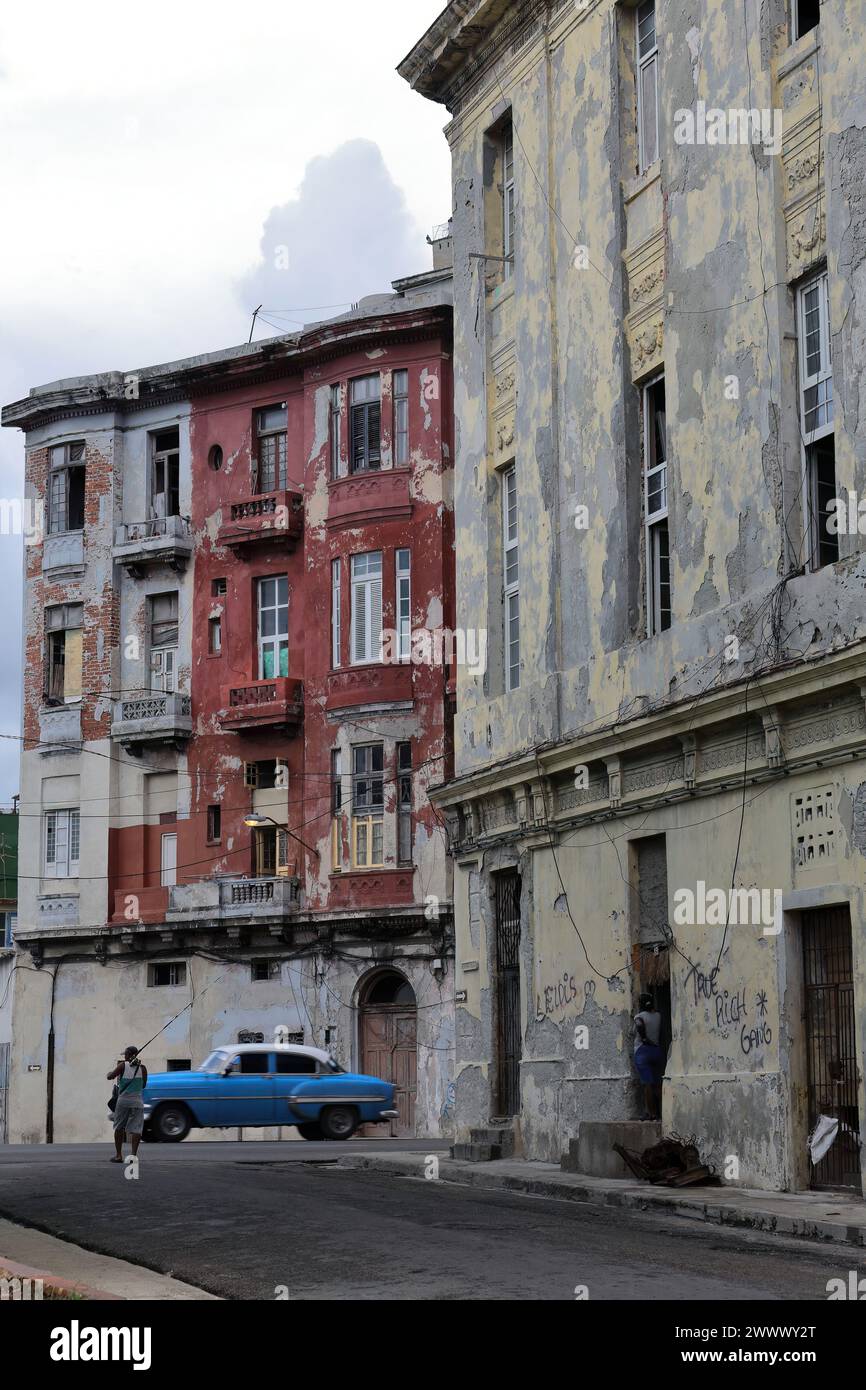 113 altes blau-weißes Almendron-Auto, klassischer Chevrolet aus dem Jahr 1954, Fahrt die San Lazaro Street hinunter, einheimischer Fischer spazieren die San Nicolas Street. Havanna-Kuba Stockfoto