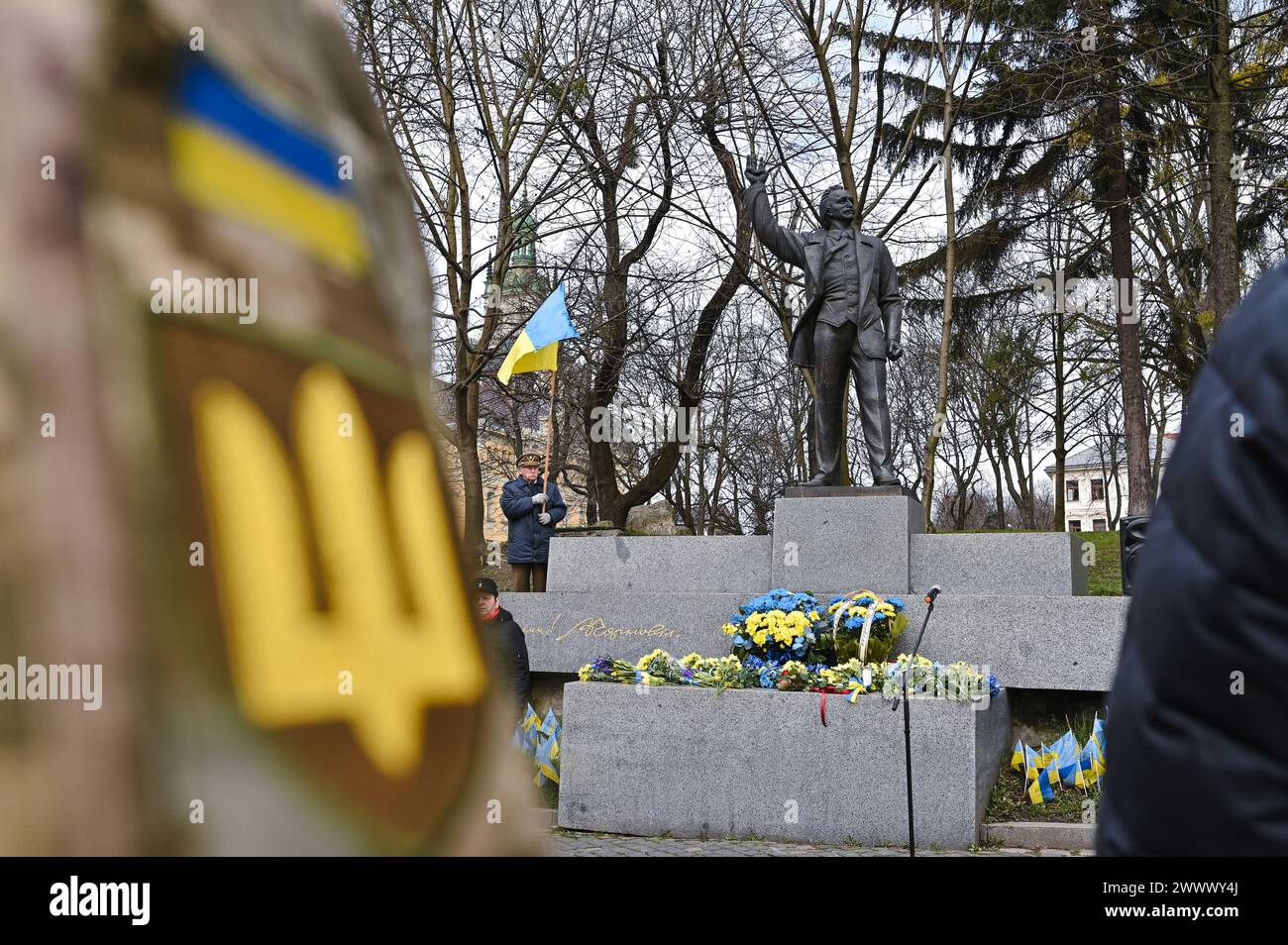 Nicht exklusiv: LEMBERG, UKRAINE - 25. MÄRZ 2024 - Denkmal für den Helden der Ukraine, Führer der Volksbewegung der Ukraine, ukrainischer Politiker Stockfoto