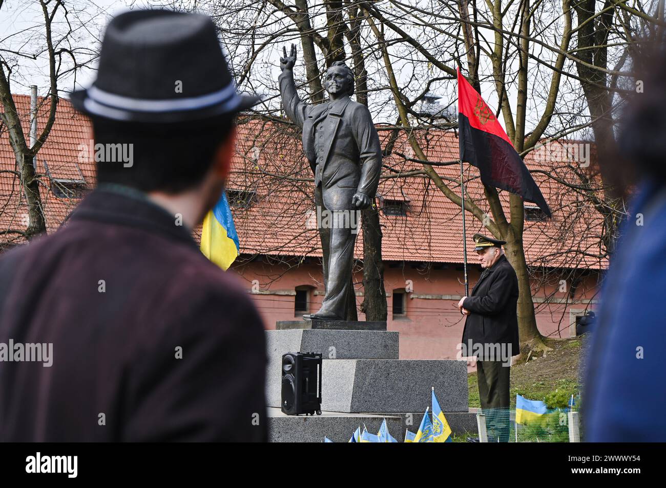 Nicht exklusiv: LEMBERG, UKRAINE - 25. MÄRZ 2024 - Denkmal für den Helden der Ukraine, Führer der Volksbewegung der Ukraine, ukrainischer Politiker Stockfoto